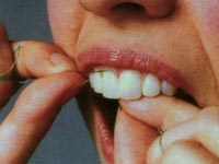 Чистим зубы флоссами. Правильная методика